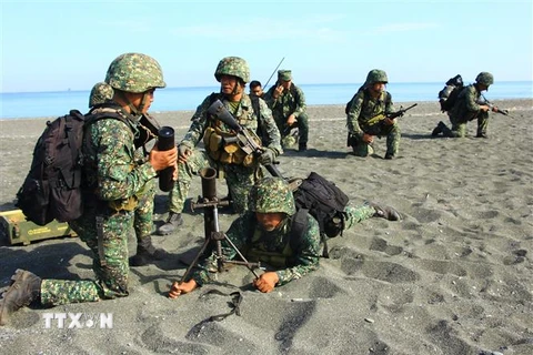 Binh sỹ Philippines tham gia một cuộc tập trận với binh sỹ Mỹ. (Ảnh: AFP/TTXVN) 