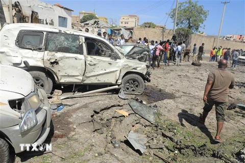 Hiện trường vụ đánh bom xe tại Somalia. (Ảnh: THX/TTXVN)