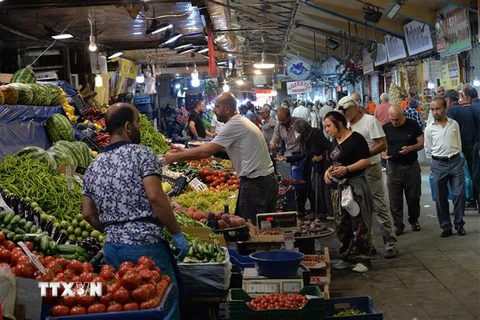 Người dân mua sắm tại một chợ ở Ankara, Thổ Nhĩ Kỳ ngày 5/9/2022. (Ảnh: THX/TTXVN) 
