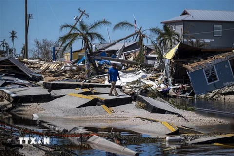Nhà cửa và cơ sở hạ tầng bị tàn phá khi bão Ian đổ bộ Matlacha, bang Florida (Mỹ) ngày 1/10/2022. (Ảnh: AFP/TTXVN) 