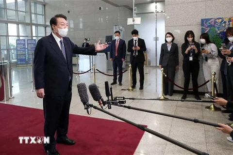 Tổng thống Hàn Quốc Yoon Suk-yeol trong cuộc họp báo tại Seoul, sau khi Triều Tiên phóng thử tên lửa, ngày 4/10/2022. (Ảnh: Yonhap/TTXVN) 