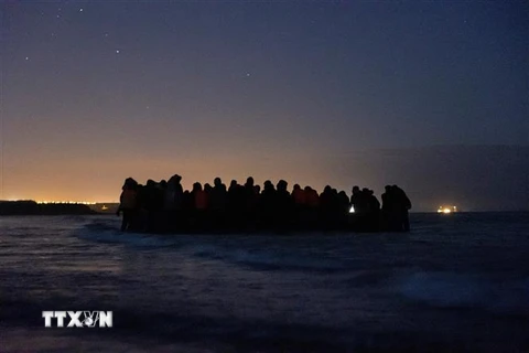 Người di cư vượt biển trên những con thuyền tự chế để đến châu Âu. (Ảnh: AFP/TTXVN) 