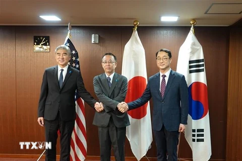 Đại diện đặc biệt của Hàn Quốc về các vấn đề hòa bình và an ninh trên bán đảo Triều Tiên Kim Gunn (phải) trong cuộc gặp người đồng cấp Mỹ Sung Kim (trái) và người đồng cấp Nhật Bản Takehiro Funakoshi tại Tokyo, ngày 7/9/2022. (Ảnh: YONHAP/TTXVN) 