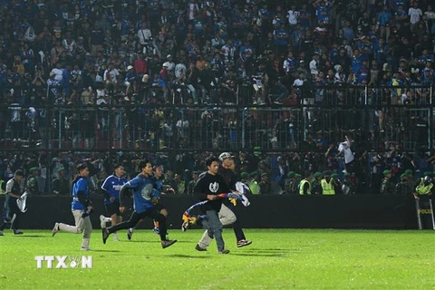 Ít nhất 131 người đã thiệt mạng sau một vụ xô đẩy, giẫm đạp giữa đám đông hỗn loạn trong trận bóng giữa hai câu lạc bộ Arema FC và Persebaya Surabaya tại giải Vô địch quốc gia Indonesia trên sân Kanjuruhan ở tỉnh Đông Java, tối 1/10/2022. (Ảnh: AFP/TTXVN)