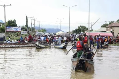 Vụ lật thuyền xảy ra tại khu vực Ogbaru, bang Anambra trong bối cảnh nhiều bang của Nigeria phải hứng chịu lũ lụt nghiêm trọng. (Nguồn: AP) 