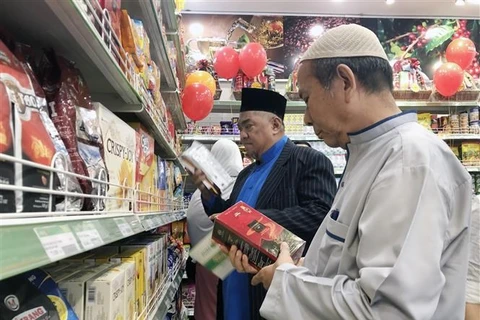 Người dân theo đạo Hồi tham quan, mua sắm tại cửa hàng thực phẩm Halal tại Thành phố Hồ Chí Minh. (Ảnh minh họa: Mỹ Phương/TTXVN) 