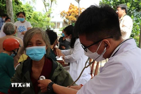 Khám, phát thuốc miễn phí cho người nghèo ở Bình Phước. (Ảnh: K GỬIH/TTXVN) 