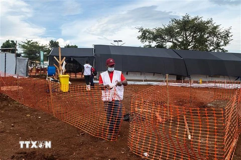 Nhân viên y tế làm việc tại khu vực cách ly dành cho bệnh nhân Ebola ở Mubende, Uganda, ngày 24/9/2022. (Ảnh: AFP/TTXVN) 