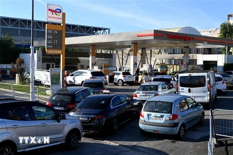 Hàng dài phương tiện chờ mua xăng tại một trạm xăng của TotalEnergies ở Marseille, Pháp ngày 6/10/2022. (Ảnh: AFP/TTXVN) 