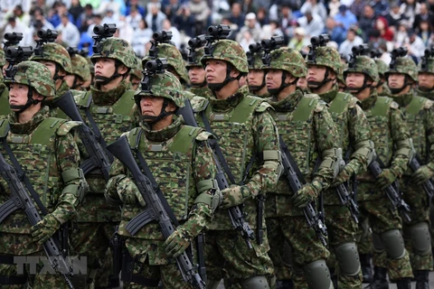 Binh sỹ thuộc lực lượng phòng vệ Nhật Bản trong cuộc duyệt binh tại Asaka, tỉnh Saitama, Nhật Bản. (Ảnh: AFP/TTXVN) 