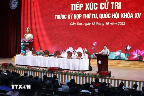 Thủ tướng Phạm Minh Chính phát biểu tại buổi tiếp xúc cử tri thành phố Cần Thơ. (Ảnh: Dương Giang/TTXVN) 