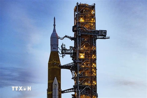 Tên lửa đẩy đưa tàu vũ trụ Orion lên Mặt Trăng trong sứ mệnh Artemis 1 tại bệ phóng ở trung tâm vũ trụ Kennedy thuộc Cape Canaveral, bang Florida (Mỹ) ngày 27/9/2022. (Ảnh: AFP/TTXVN) 