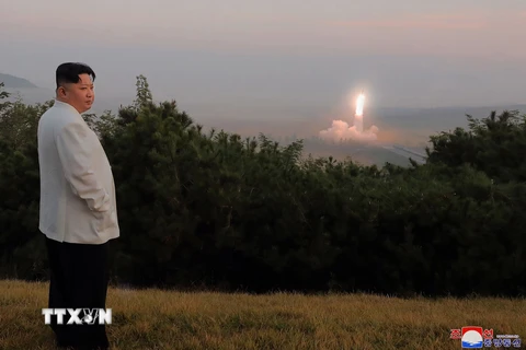 Hình ảnh ông Kim Jong-un thị sát một vụ phóng thử tên lửa ở Triều Tiên