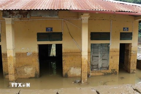 Một dãy phòng chức năng tại Trường trung học cơ sở Tạ Khoa, Sơn La ngập trong bùn và nước do cơn lũ diễn ra hồi đầu tháng Chín. (Ảnh: Hữu Quyết/TTXVN)