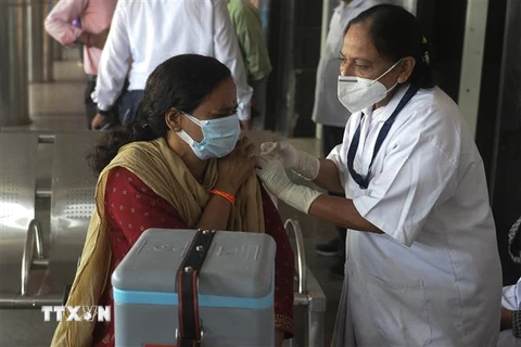 Nhân viên y tế tiêm vaccine phòng COVID-19 cho người dân tại Secunderabad, Ấn Độ. (Ảnh: AFP/TTXVN) 