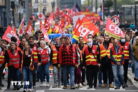 Người dân tham gia đình công tại Rennes, Pháp, ngày 18/10/2022. (Ảnh: AFP/TTXVN) 