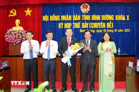 Chủ tịch Hội đồng Nhân dân tỉnh Bình Dương Phạm Văn Chánh nhận hoa của lãnh đạo Tỉnh ủy, Ủy ban Nhân dân tỉnh sau khi cho thôi làm nhiệm vụ đại biểu Hội đồng Nhân dân nhiệm kỳ 2021-2026. (Ảnh: Chí Tưởng/TTXVN)