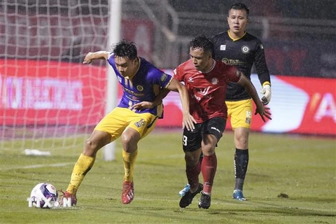 Câu lạc bộ Hà Nội (áo tím) dễ dàng vượt qua Thành phố Hồ Chí Minh (áo đỏ) trong trận đấu tại vòng 20 V-League 2022. (Ảnh: Thanh Vũ/TTXVN)