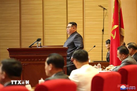 Nhà lãnh đạo Triều Tiên Kim Jong-un phát biểu tại một cuộc họp ở Bình Nhưỡng. (Ảnh: KCNA/TTXVN)