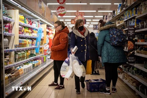Người dân mua sắm tại một siêu thị ở Walthamstow, Anh. (Ảnh: AFP/TTXVN)