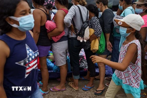 Người di cư tập trung tại thị trấn biên giới Reynosa, Tamaulipas, Mexico, trong hành trình tới Mỹ. (Ảnh: AFP/TTXVN) 