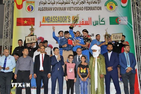 Đại sứ Việt Nam tại Algeria Nguyễn Thành Vinh trao giải và cúp cho các đội giành thành tích nhất, nhì, ba chung cuộc. (Ảnh: Trung Khánh/TTXVN) 