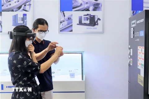 Trải nghiệm các công nghệ tại Trung tâm Hợp tác Đào tạo Việt-Hàn thuộc Khu công nghệ cao Thành phố Hồ Chí Minh. (Ảnh: TTXVN phát) 