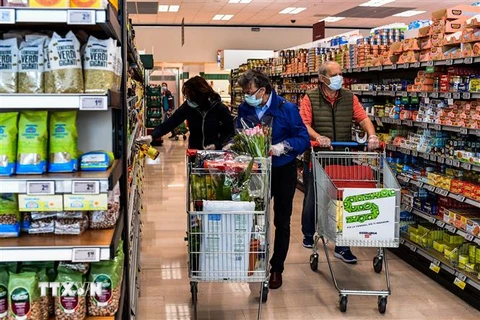 Người dân mua sắm tại một siêu thị ở Milan, Italy. (Ảnh: AFP/TTXVN)