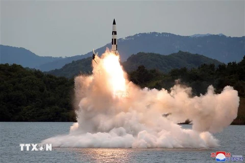 Một vụ phóng thử tên lửa đạn đạo trong cuộc tập trận chiến thuật của Quân đội Nhân dân Triều Tiên. (Ảnh: KCNA/TTXVN) 