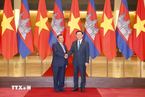 Chủ tịch Quốc hội Vương Đình Huệ và Chủ tịch Thượng viện Vương quốc Campuchia Samdech Say Chhum chụp ảnh chung. (Ảnh: Doãn Tấn/TTXVN) 