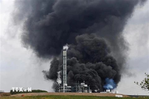 Khói bốc lên từ khu đốt chất thải tại một khu công nghiệp ở Leverkusen, Đức ngày 27/7/2021. (Ảnh: AFP/TTXVN)