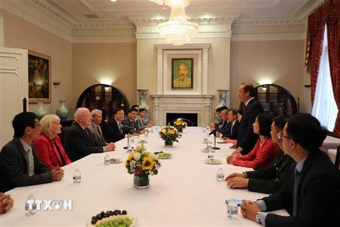 Đại sứ Việt Nam tại Mỹ Nguyễn Quốc Dũng phát biểu tại buổi gặp mặt. (Ảnh: Kiều Trang/TTXVN)