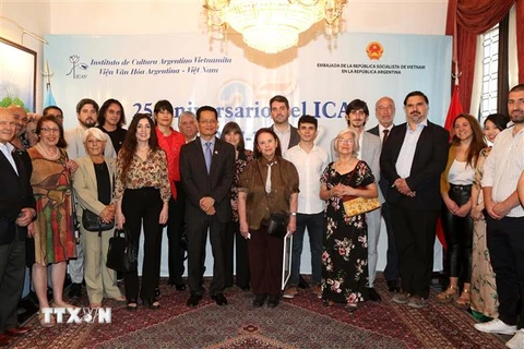Đại sứ Dương Quốc Thanh và các thành viên Viện Văn hóa Argentina-Việt Nam tại lễ kỷ niệm. (Ảnh: Hoài Nam/TTXVN) 