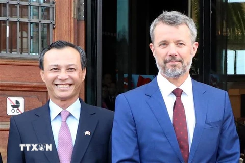 Đại sứ Việt Nam tại Đan Mạch Lương Thanh Nghị và Thái tử kế vị Đan Mạch Frederik. (Ảnh: Vũ Tùng/TTXVN)
