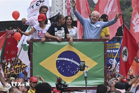 Ứng cử viên Tổng thống Brazil Luiz Inácio Lula da Silva (phải) tại cuộc vận động tranh cử ở Sao Paulo, Brazil, ngày 29/10/2022. (Ảnh: AFP/TTXVN) 