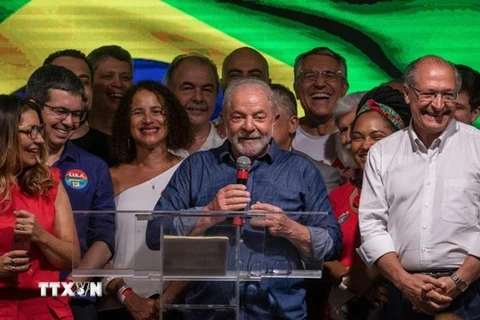 Ứng viên Tổng thống Brazil Luiz Inácio Lula da Silva (giữa) mừng chiến thắng sau khi kết quả bầu cử Tổng thống được công bố, trong cuộc họp báo tại Sao Paulo, tối 30/10/2022. (Ảnh: The New York Times/TTXVN) 