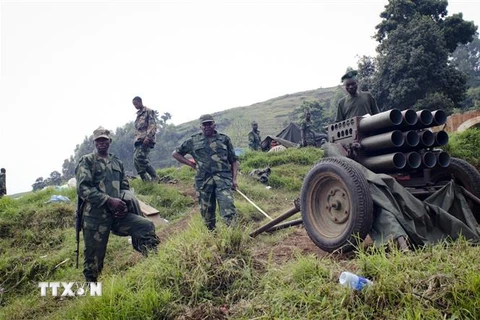 Các tay súng M23 gác tại Bunagana, Cộng hòa Dân chủ Congo. (Ảnh: AFP/TTXVN) 