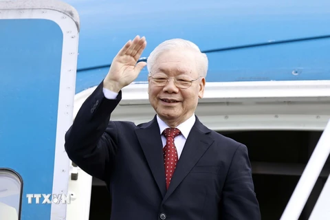 Tổng Bí thư Nguyễn Phú Trọng vẫy chào các vị lãnh đạo cấp cao Đảng, Nhà nước ra tiễn tại Sân bay quốc tế Nội Bài trước khi lên đường thăm chính thức Trung Quốc. (Ảnh: Thống Nhất/TTXVN) 