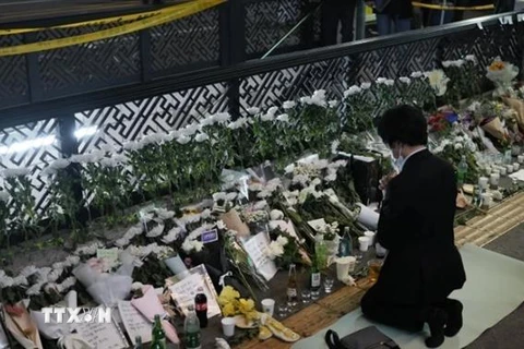 Người dân tưởng niệm các nạn nhân thiệt mạng trong vụ giẫm đạp tại Itaewon, Seoul, Hàn Quốc. (Ảnh: The New York Times/TTXVN) 