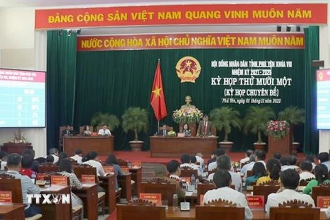 Các đại biểu Hội đồng Nhân dân tỉnh Phú Yên biểu quyết miễn nhiệm Chủ tịch Ủy ban Nhân dân tỉnh. (Ảnh: Xuân Triệu/TTXVN)