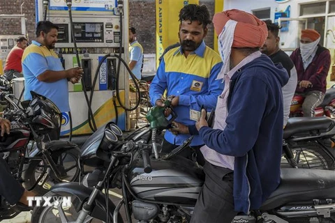 Bơm xăng cho các phương tiện tại trạm xăng ở Amritsar, Ấn Độ. (Ảnh: AFP/TTXVN) 