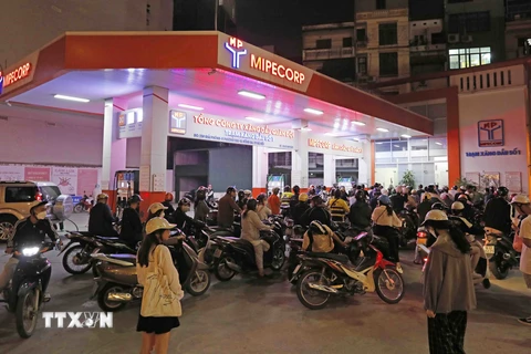 Hà Nội: Nhiều cây xăng đóng cửa, người dân xếp hàng dài mua xăng