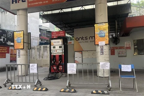 Một cửa hàng xăng dầu tại phố Khâm Thiên, Hà Nội đóng cửa hôm 4/11. (Ảnh: Trần Việt/TTXVN) 