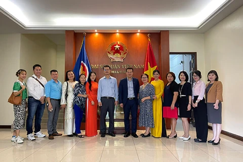 Đoàn công tác chụp ảnh lưu niệm cùng một số đại diện hội đoàn và giáo viên giảng dạy tiếng Việt tại Malaysia. (Nguồn: Ủy ban Nhà nước về người Việt Nam ở nước ngoài) 