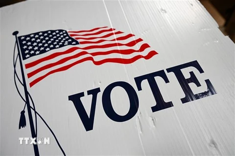 Một điểm bỏ phiếu sớm trong cuộc bầu cử giữa nhiệm kỳ tại Los Angeles, bang California, Mỹ. (Ảnh: AFP/TTXVN) 