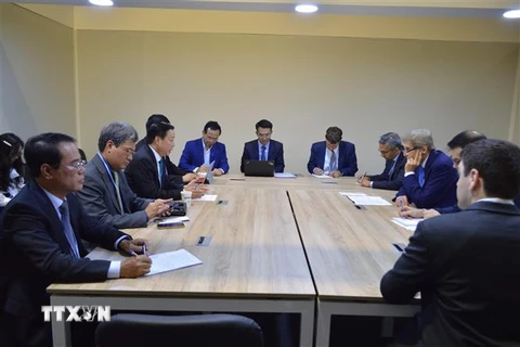 Bộ trưởng Bộ Tài nguyên và Môi trường Trần Hồng Hà làm việc với Đặc phái viên của Tổng thống Mỹ về biến đổi khí hậu John Kerry. (Ảnh: Nguyễn Trường/TTXVN) 
