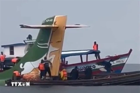 Hiện trường máy bay lao xuống hồ Victoria ở Tanzania ngày 6/11/2022. (Ảnh: NTV Kenya/TTXVN) 