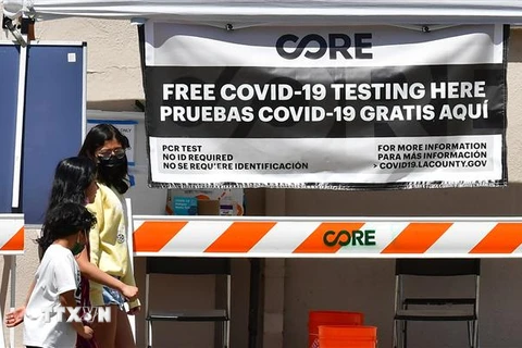 Một điểm xét nghiệm COVID-19 tại Los Angeles, bang California, Mỹ. (Ảnh: AFP/TTXVN) 