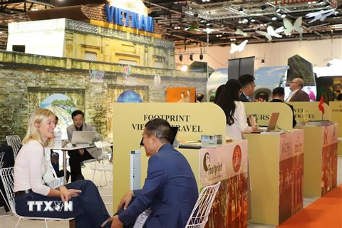 Đại diện doanh nghiệp quốc tế và doanh nghiệp Việt Nam trao đổi tìm hiểu khả năng hợp tác cung cấp các dịch vụ du lịch tại Hội chợ Du lịch Thế giới 2022. (Ảnh: Đình Thư/TTXVN) 