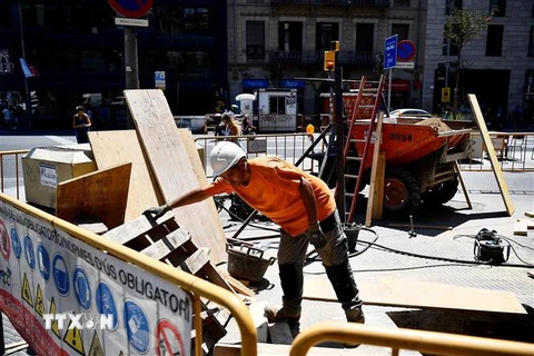 Công nhân xây dựng làm việc dưới thời tiết nắng nóng tại Barcelona, Tây Ban Nha ngày 19/7/2022. (Ảnh: AFP/TTXVN) 